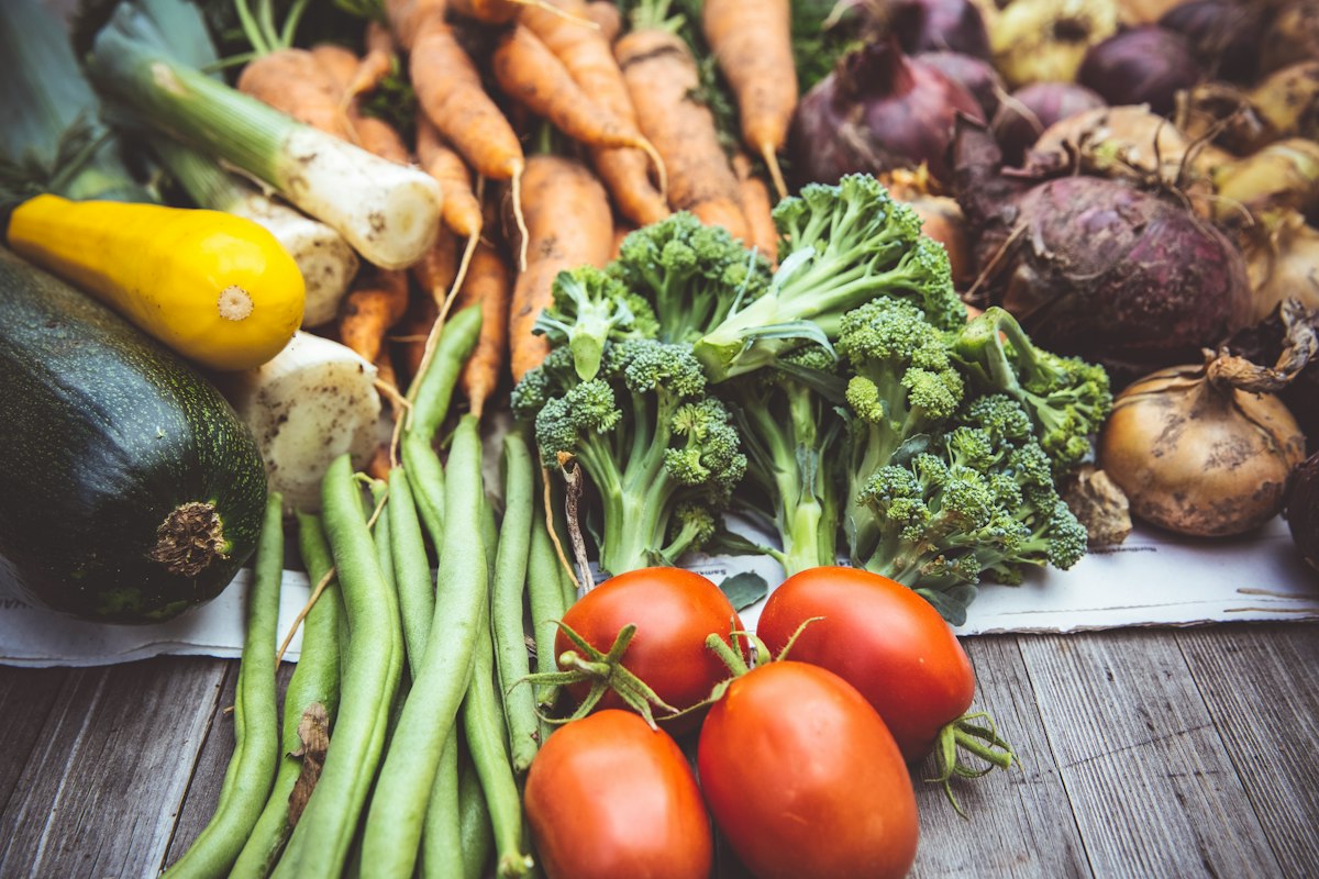 Assiette colorée d'aliments sains pour la vitalité masculine